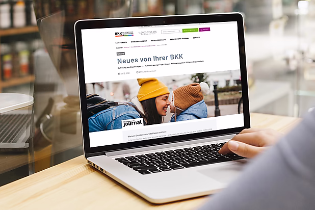 Laptop-Ansicht der BKK GS Website mit Artikel aus dem Gesundheitsjournal.