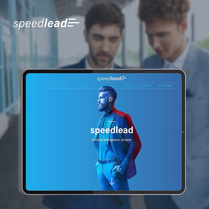 Ein Tablet zeigt die Website von speedlead mit einem stilisierten Mann auf blauem Hintergrund und dem Slogan „einfach, erfolgreich, erfasst“.