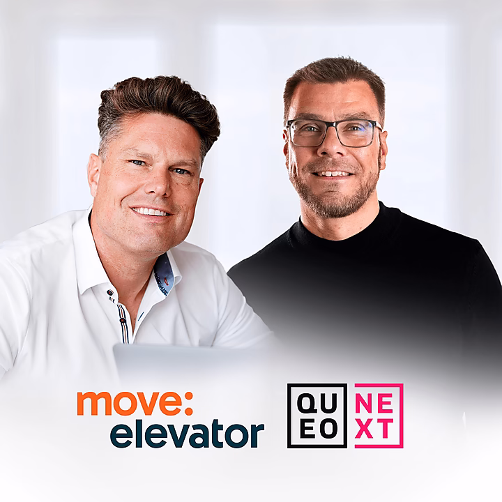 Zwei lächelnde Männer in Hemden, begleitet von den Logos "QUEO NEXT" und "move: elevator".