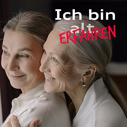 Social Media Post: Zwei ältere Frauen umarmen sich und lächeln dabei.Auf dem Bild steht der Text: „Ich bin alt“ wobei das Wort "alt" durchgestrichen und durch "ERFAHREN" ersetzt ist,