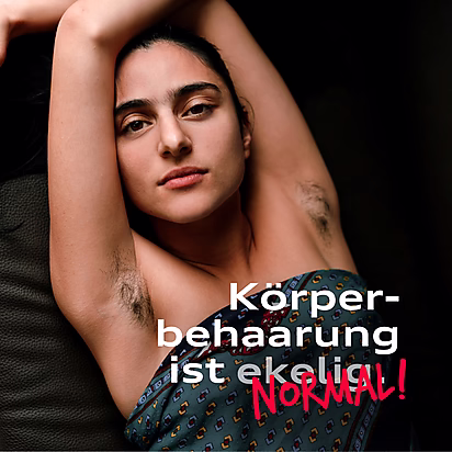 Social Media Post: Eine Frau mit unrasierter Achselhöhle schaut in die Kamera. Auf dem Bild steht der Text: „Körperbehaarung ist ekelig“ wobei das Wort "ekelig" durchgestrichen und durch "NORMAL" ersetzt ist
